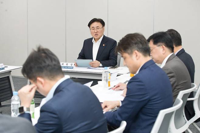 유상임 과학기술정보통신부 장관이 13일 오후 서울 중구 서울스퀘어 국가인공지능위원회 회의실에서 열린 ‘제4차 AI컴퓨팅 인프라 특별위원회’ 에서 ‘첨단 GPU(Graphics Processing Unit) 확보 추진방안’ 을 논의하고 있다. 이날 회의에 강석훈 한국산업은행 회장, 김성태 기업은행장, 김인재 신한투자증권 팀장, 조준희 한국소프트웨어산업협회장, 박종배 건국대학교 전기전자공학부 교수, 안정호 서울대학교 융합과학기술대학원 교수, 이준만 서울대학교 경영학과 교수, 박윤규 정보통신산업진흥원장, 이경우 국가인공지능위원회 지원단장, 송상훈 정보통신정책실장, 김경만 인공지능기반정책관이 참석했다. 사진=과기정통부