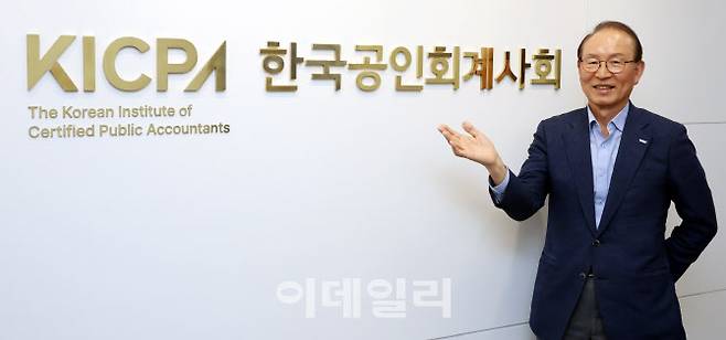 최운열 한국공인회계사회 회장이 최근 서울 서대문구 한국공인회계사회에서 진행된 이데일리와의 인터뷰에 앞서 사진 촬영을 하고 있다. (사진=이데일리 방인권 기자)