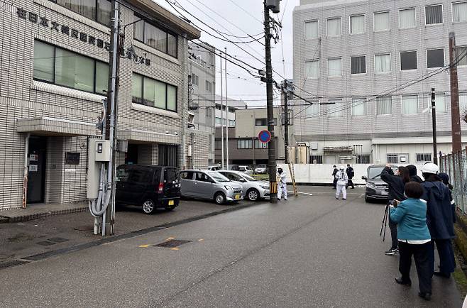 지난 3월 2일 일본 혼슈 중부 이시카와현 가나자와시에서 50대 일본인 남성이 운전한 검은색 경차가 재일 교포 단체인 재일본대한민국민단(민단) 지방본부 벽에 부딪힌 채 멈춰 있다. 이 남성은 윤봉길 의사 추모관 건립에 항의하는 차원에서 범행을 저지른 것으로 알려졌다. (사진=연합뉴스)