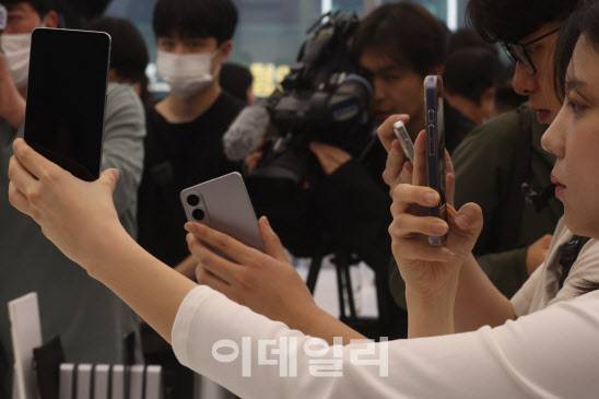 13일 서울 삼성 강남에서 초슬림형 스마트폰인 삼성전자 갤럭시 S25 엣지가 공개되고 있다. 갤럭시 S25 엣지는 정교한 설계와 경량화를 통해 갤럭시 S 시리즈 중 가장 얇은 5.8mm 두께의 슬림 디자인, 163g 무게를 구현했다. S25 일반 모델은 7.2mm, 162g이다.[이데일리 이영훈 기자]