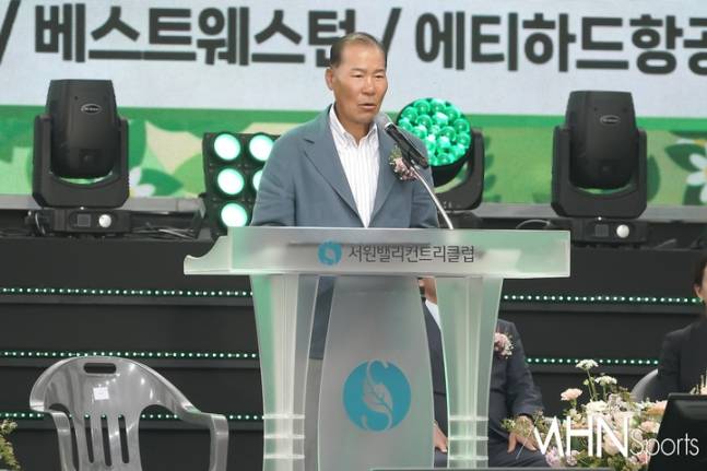 최등규 대보그룹 회장이 2024년 서원밸리 그린콘서트 개회를 선언하고 있다.