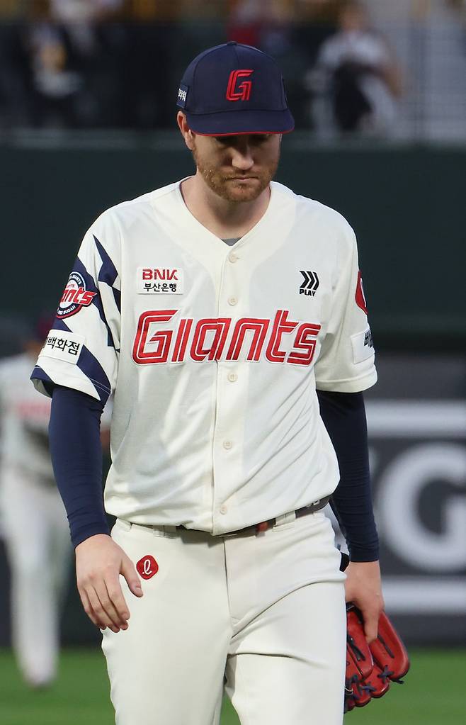 롯데 반즈가 부상으로 팀을 떠난다