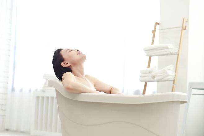욕조에 베이킹 소다를 풀어 몸을 담그면 습진 건선 등 피부 질환에 좋다. 베이킹소다는 물에 잘 녹으며 박테리아 산도 냄새를 없애준다. [사진=클립아트]