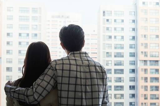 부부가 함께 평생 아끼고 아껴서 겨우 서울에 아파트 한 채 마련했는데, 이게 족쇄로 작용하고 있다. 월 20~30만원의 건보료는 생활비를 걱정하는 퇴직자에겐 거액이다.  [사진=게티이미지뱅크]