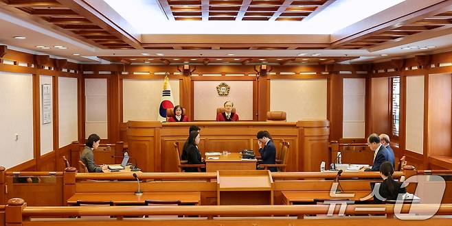 김형두 헌법재판소장 권한대행과 김복형 헌법재판관이 29일 서울 종로구 헌법재판소에서 열린 손준성 대구고검 차장검사(검사장)의 탄핵심판 2차 변론준비기일에 참석해 자리하고 있다. 손 검사장은 2020년 4월 대검찰청 수사정보정책관으로 재직하며 당시 범여권 인사들에 대한 고발장 이미지와 판결문을 텔레그램으로 미래통합당(국민의힘 전신) 후보였던 김웅 전 의원에게 전달한 혐의로 2022년 5월 기소됐다. 2025.4.29/뉴스1 ⓒ News1 김성진 기자