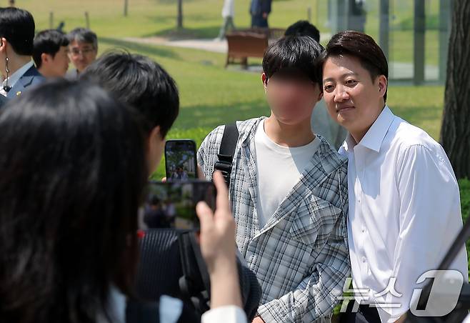 이준석 개혁신당 대통령 후보가 공식 선거운동이 시작된 12일 서울 서대문구 연세로 연세대학교를 찾아 학생과 기념사진을 찍고 있다. 2025.5.12/뉴스1 ⓒ News1 박정호 기자