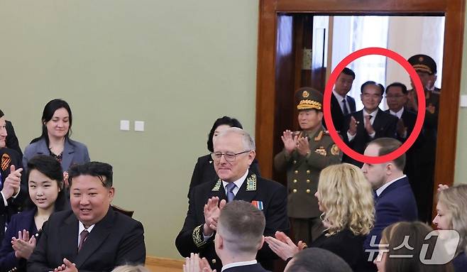 (평양 노동신문=뉴스1) = 지난 10일 노동당 기관지 노동신문에 보도된 사진에서 최근 자취를 감췄던 조용원 당 비서가 오른쪽 가슴에 '당 배지'를 착용한채 김정은 총비서 뒤에서 업무를 수행하는 모습이 포착됐다.[국내에서만 사용가능. 재배포 금지. DB 금지. For Use Only in the Republic of Korea. Redistribution Prohibited] rodongphoto@news1.kr