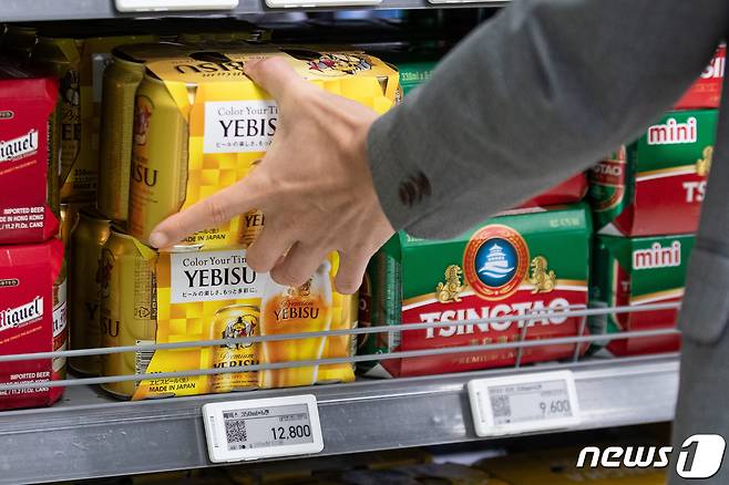 16일 서울시내 한 대형마트에서 한 고객이 중국 맥주 대신 일본 맥주를 고르고 있다. 2023.11.16/뉴스1 ⓒ News1 유승관 기자