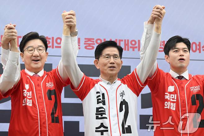 김문수 국민의힘 대통령 후보와 권성동,김용태 공동선대위원장이 12일 서울 여의도 중앙당사에서 열린 중앙선거대책위원회 임명장 수여식에서 손을 잡아 들어보이고 있다. (공동취재) 2025.5.12/뉴스1 ⓒ News1 이광호 기자