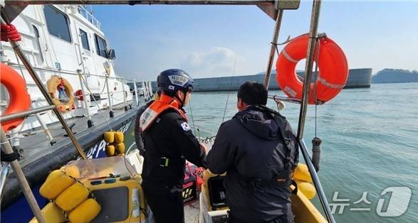 해경이 수상레저 안전 단속을 하고 있다. (태안해경 제공, 재판매 및 DB금지) / 뉴스1