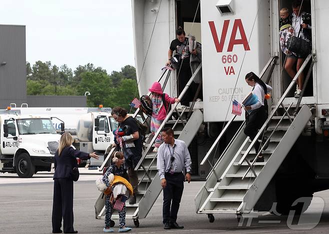 남아프리카공화국에서 온 난민들이 미국 버지니아주 덜레스 국제공항에 도착하고 있다. 2025.05.12 ⓒ 로이터=뉴스1 ⓒ News1 정지윤 기자