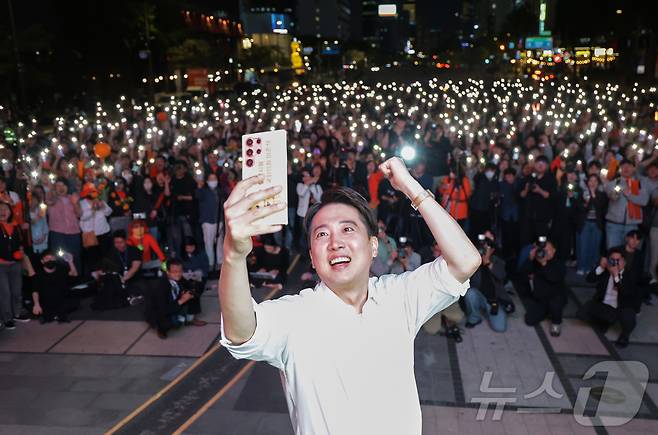 이준석 개혁신당 대통령 후보가 공식 선거운동이 시작된 12일 서울 중구 청계광장에서 가진 서울 첫 집중유세에서 유세차량에 올라 셀카를 찍고 있다. (공동취재) 2025.5.12/뉴스1 ⓒ News1 박정호 기자