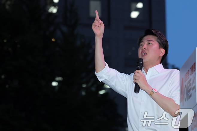 이준석 개혁신당 대통령 후보가 공식 선거운동이 시작된 12일 서울 중구 청계광장에서 가진 서울 첫 집중유세에서 지지를 호소하고 있다. 2025.5.12/뉴스1 ⓒ News1 박정호 기자