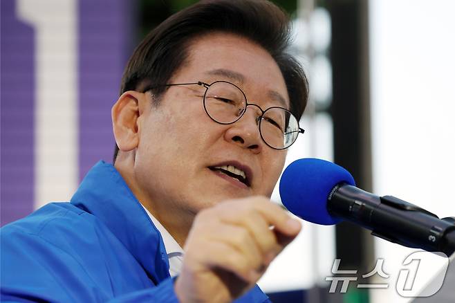 이재명 더불어민주당 대통령 후보가 제21대 대통령 선거 공식 선거운동 첫날인 12일 오후 대전 중구 으능정이거리 스카이로드에서 지지를 호소하고 있다. (공동취재) 2025.5.12/뉴스1 ⓒ News1 안은나 기자
