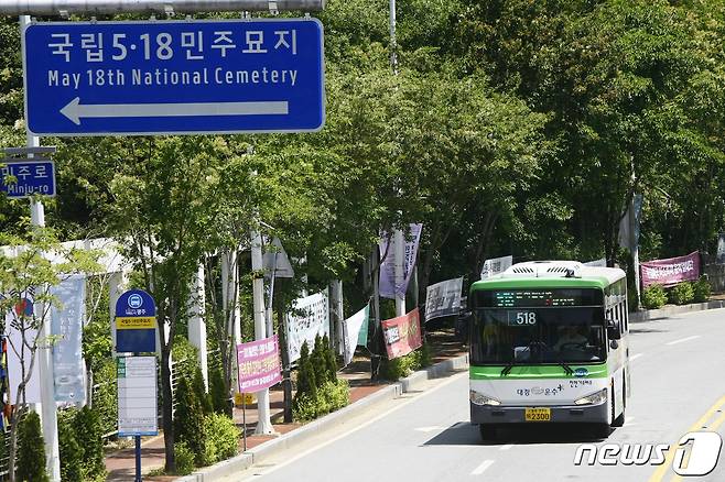 518버스는 5·18민주화운동 당시 군 주둔지였던 상무지구(옛 상무대 터)를 출발해 5·18자유공원과 금남로, 옛 전남도청, 5·18국립민주묘지 등 주요 5·18 사적지 10여곳을 지나가는 시내버스다./뉴스1 ⓒ News1 김태성 기자