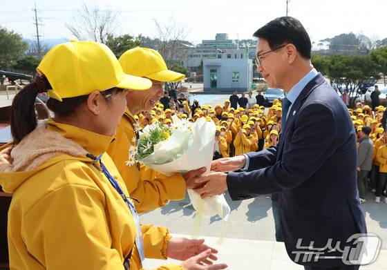 고창군 농촌 일손을 도울 외국인계절근로자 2600명이 입국을 시작했다. 심덕섭 군수가 베트남 계절근로자를 환영하고 있다.(고창군 제공. 재판매 및 DB금지)