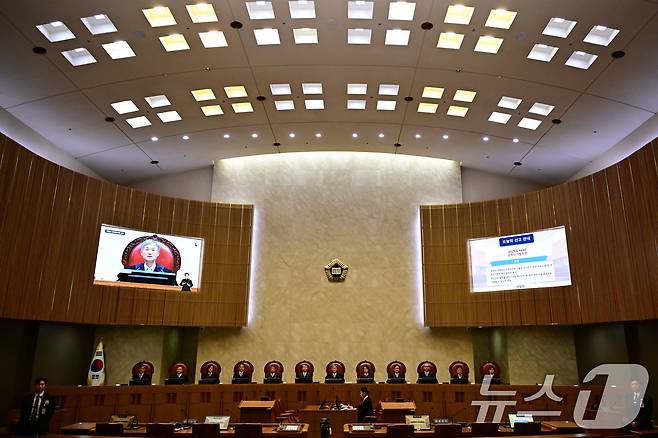 조희대 대법원장을 비롯한 대법관들이 1일 오후 서울 서초구 대법원 대법정에서 이재명 더불어민주당 대통령 후보의 공직선거법 위반 사건 상고심 선고를 준비하고 있다. 2025.5.1/뉴스1 ⓒ News1 사진공동취재단