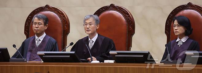 조희대 대법원장을 비롯한 대법관들이 1일 서울 서초구 대법원에서 이재명 더불어민주당 대선 후보의 공직선거법 위반 사건과 관련한 전원합의체 선고를 위해 대심판정에 착석해 있다. 2025.5.1/뉴스1 ⓒ News1 사진공동취재단