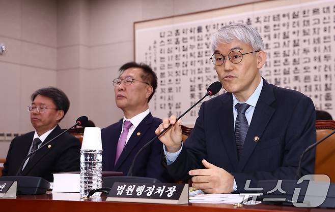 천대엽 법원행정처장이 2일 오후 서울 여의도 국회에서 열린 법제사법위원회 전체회의에서 의원 질의에 답변하고 있다. 2025.5.2/뉴스1 ⓒ News1 김민지 기자