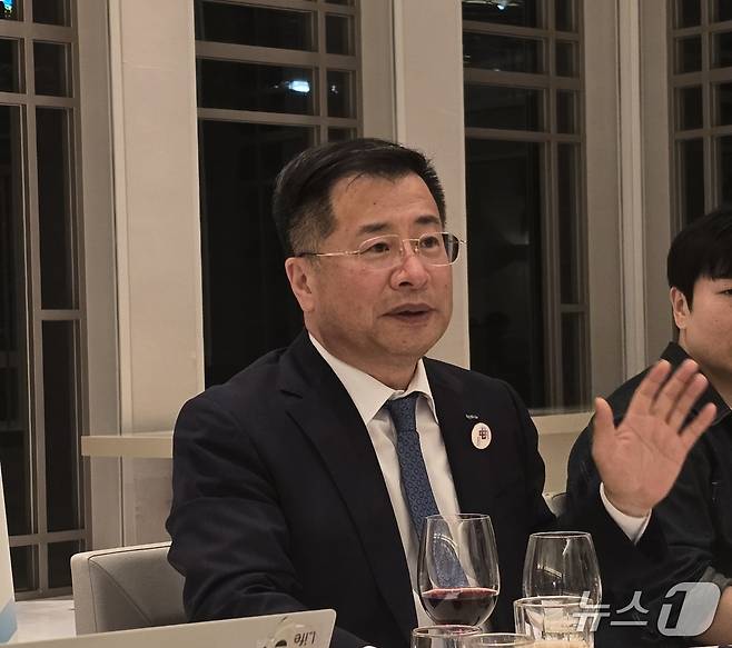 강경성 대한무역투자진흥공사(KOTRA) 사장이 12일 일본 오사카에서 열린 기자간담회에서 오사카 엑스포 한국관의 경제효과에 대해 말하고 있다. 2025.05.12 ⓒ 뉴스1 김승준 기자