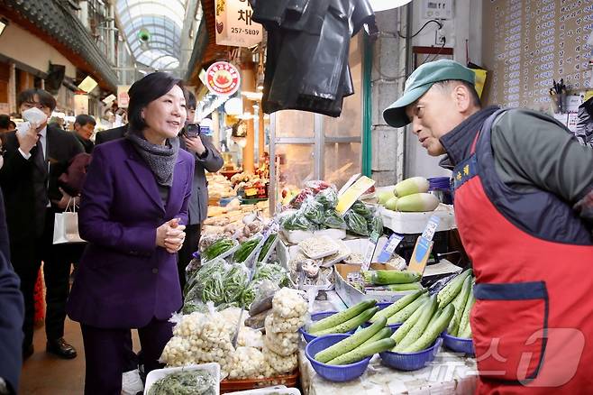 오영주 중소벤처기업부 장관이 17일 수원 못골시장을 방문해 점포를 둘러보며 상인과 대화하고 있다. (중소벤처기업부 제공. 재판매 및 DB 금지) 2025.3.17/뉴스1