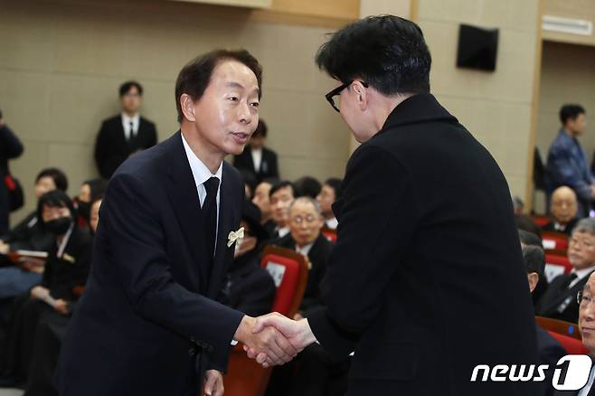 김현철 김영삼대통령기념재단 이사장이 11일 오전 서울 동작구 국립서울현충원에서 엄수된 김영삼 전 대통령의 부인 고 손명순 여사의 영결식에 한동훈 국민의힘 비대위원장과 인사나누고 있다.2024.3.11/뉴스1 ⓒ News1 이광호 기자