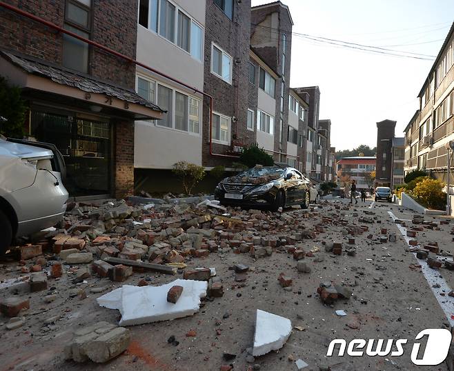 2017년 11월15일 경북 포항시에 진도 5.4 지진이 발생, 빌라 외벽이 무너져 주민 50여명이 긴급 대피했다.2017.11.15/뉴스1 ⓒ News1 최창호 기자