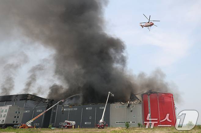 13일 오후 경기 이천시 부발읍 소재 대형 물류창고에서 화재가 발생해 검은 연기가 치솟고 있다. 2025.5.13/뉴스1 ⓒ News1 김영운 기자