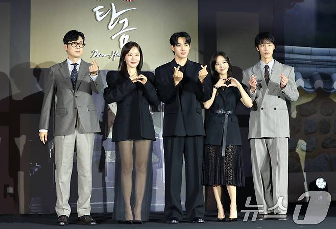 배우 박병은(왼쪽부터)과 엄지원, 정가람, 조보아, 이재욱이 13일 서울 구로구 라마다서울 신도림 호텔에서 열린 넷플릭스 시리즈 '탄금' (극본 김진아/연출 김홍선) 제작발표회에 참석해 포즈를 취하고 있다. ⓒ News1 권현진 기자