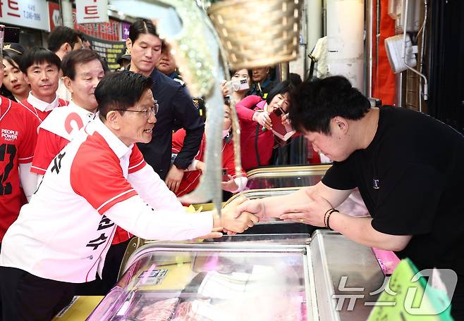 김문수 국민의힘 대통령 후보가 13일 울산 중구 청년야시장에서 유세를 하고 있다. 2025.5.13/뉴스1 ⓒ News1 김민지 기자