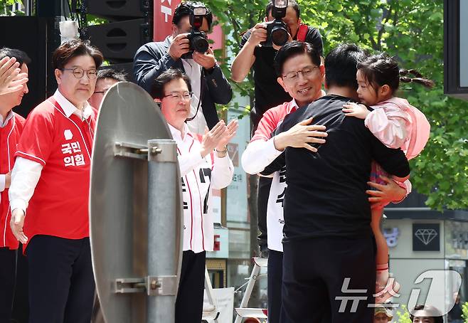 김문수 국민의힘 대통령 후보가 13일 울산 중구 시계탑거리에서 유세를 하고 있다. 2025.5.13/뉴스1 ⓒ News1 김민지 기자