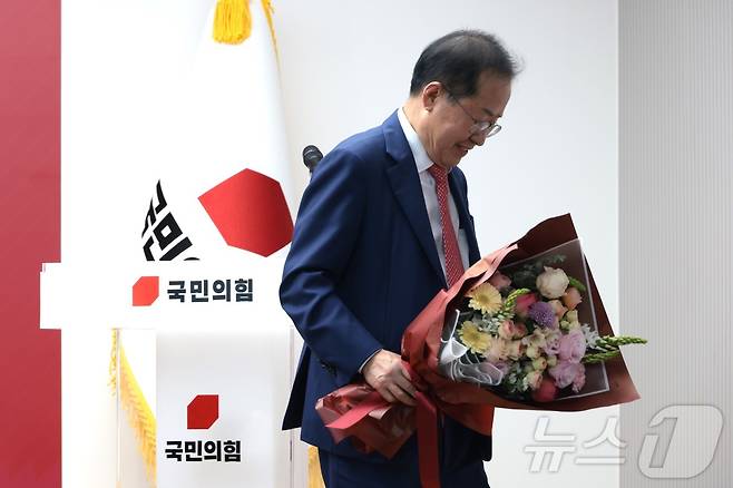 홍준표 국민의힘 대선 경선 후보가 지난 4월 29일 오후 서울 여의도 중앙당사에서 열린 제21대 대통령후보자 선출을 위한 3차 경선 진출자 발표에서 결과 발표 후 기념촬영을 마치고 무대를 내려가고 있다. 2025.4.29/뉴스1 ⓒ News1 국회사진취재단