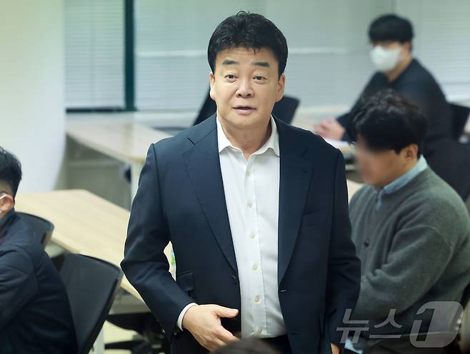 백종원 더본코리아 대표가 3월 서울 서초구 스페이스쉐어 강남역센터에서 열린 정기 주주총회에서 참석해 주주들을 바라보고 있다. 2025.3.28/뉴스1 ⓒ News1 김진환 기자