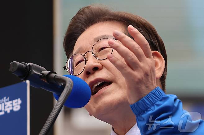 이재명 더불어민주당 대선 후보가 13일 대구 동성로 거리에서 집중 유세를 하고 있다. (공동취재) 2025.5.13/뉴스1 ⓒ News1 안은나 기자