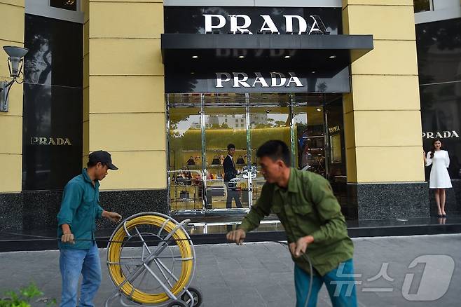 베트남의 프라다 매장. ⓒ AFP=뉴스1