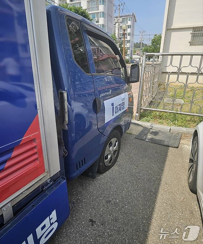 13일 강원 삼척에서 만취 60대 남성에 의해 훼손된 이재명 더불어민주당 대통령 후보 유세차량 타이어.(더불어민주당 동해·태백·삼척·정선지역위원회 제공, 재판매 및 DB 금지) 2025,5,13.뉴스1