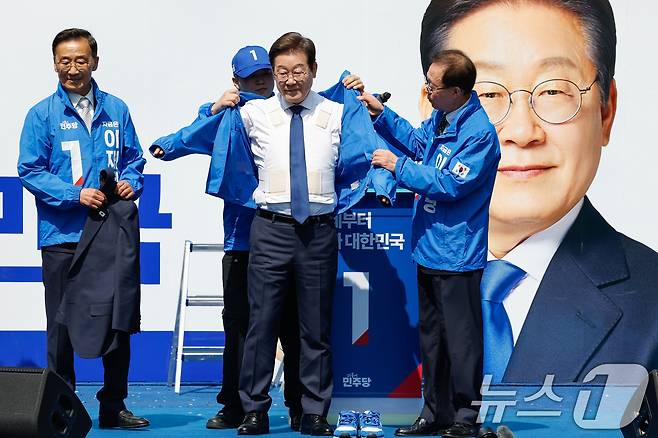 이재명 더불어민주당 대통령 후보가 제21대 대통령 선거 공식 선거운동 첫날인 12일 오전 서울 중구 청계광장에서 열린 출정식에서 방탄복 위에 선거운동복을 입고 있다. 2025.5.12/뉴스1 ⓒ News1 안은나 기자