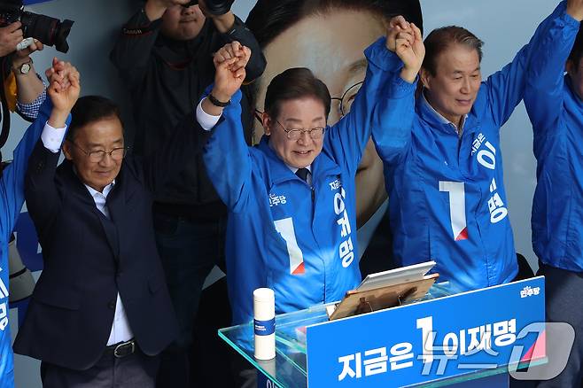 이재명 더불어민주당 대통령 후보가 대표적 험지인 대구·경북(TK) 지역 유세에 돌입한 13일 오전 경북 구미역 광장에서 권오을 국민대통합위원장 등과 인사하고 있다. (공동취재) 2025.5.13/뉴스1 ⓒ News1 안은나 기자