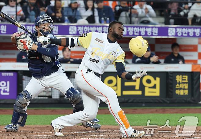 13일 대전 한화생명볼파크에서 열린 '2025 신한 SOL 뱅크 KBO리그' 프로야구 한화 이글스와 두산 베어스 경기에서 3회말 1사 상황 한화 플로리얼이 삼진 당하고 있다. 2025.5.13/뉴스1 ⓒ News1 김기태 기자