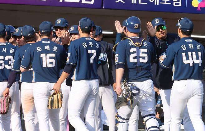 NC 선수단이 4일 사직구장에서 열린 2025 KBO리그 롯데전 승리 후 하이파이브를 하고 있다. 사진 | 사직=연합뉴스