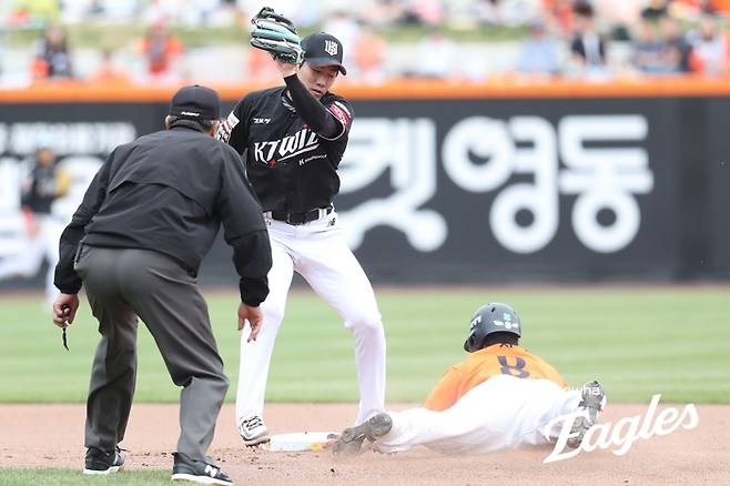 한화 노시환이 27일 대전 한화생명 볼파크에서 열린 2025 KBO리그 정규시즌 KT전서 도루하고 있다. 사진 | 한화 이글스
