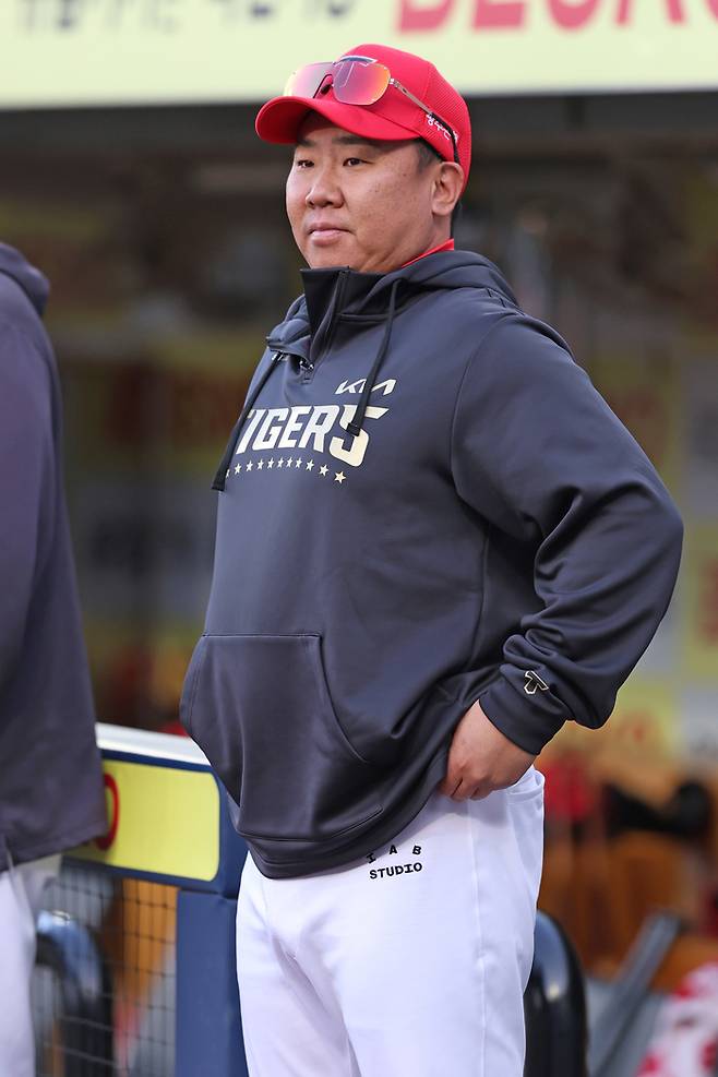 KIA 이범호 감독이 대구삼성라이온즈파크에서 열린 2025 KBO리그 정규시즌 삼성전에 앞서 그라운드를 바라보고 있다. 사진 | KIA 타이거즈
