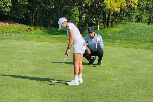 장유빈 프로가 동반 라운딩 중 유망주 선수에게 퍼팅을 지도하고 있다. 사진┃SK텔레콤오픈2025