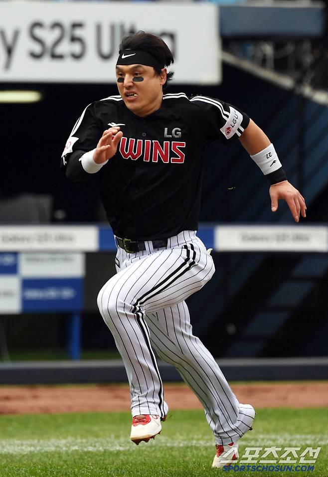 헬멧이 날아갈 정도로 박동원은 혼신의 힘을 다해 홈을 향해 달렸다.