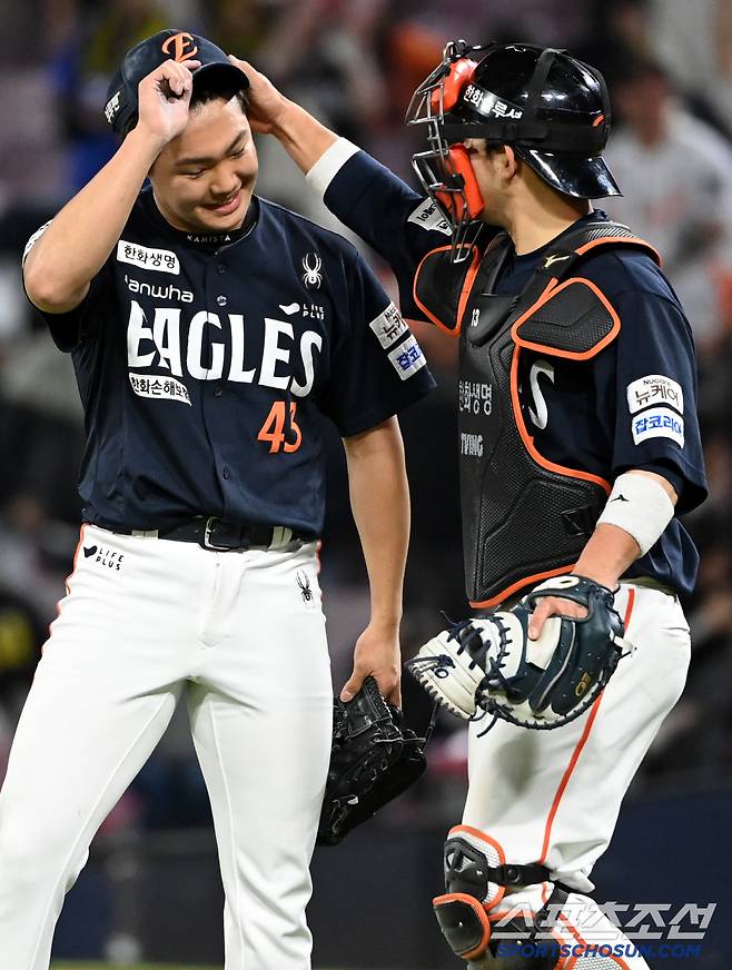 2일 광주KIA챔피언스필드에서 열린 한화와 KIA의 경기, 한화가 연장 승부 끝 3대2로 승리하며 5연승을 달렸다. 데뷔 첫 승을 거둔 정우주가 최재훈과 기쁨을 나누고 있다. 광주=허상욱 기자wook@sportschosun.com/2025.05.02/