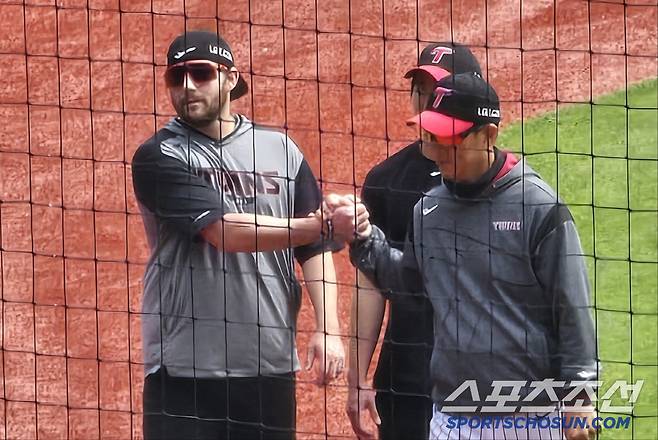 LG 오스틴 딘이 13일 경기전 가볍게 러닝을 하며 몸상태를 체크한 뒤 김정준 수석코치와 하이파이브를 하고 있다. 잠실=권인하 기자