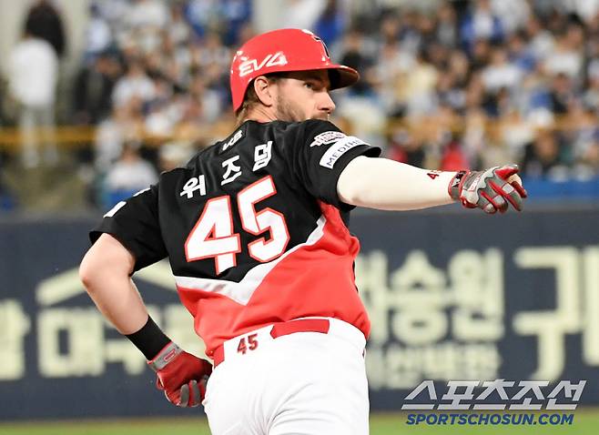 24일 대구 라이온즈파크에서 열린 삼성 라이온즈와 KIA 타이거즈의 경기. 6회초 KIA 위즈덤이 솔로포를 날린 뒤 환호하고 있다. 대구=박재만 기자 pjm@sportschosun.com/2025.04.24/