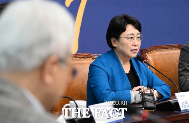 조국혁신당 내부 성비위 피해자 A 씨는 사건 접수 이후 피해자 답게 행동하지 않으면 압박감이 들었다고 호소했다. 피해자는 "아무도 내게 사과하지 않았다. 당은 한쪽 눈만 떴다. 듣는 척, 해결하는 척했다. 조사가 시작될 것이라고 했지만, 진심이 없었다. 피해자에게 공감도, 보호도, 책임 있는 사과도 없었다"고 토로했다. /박헌우 기자