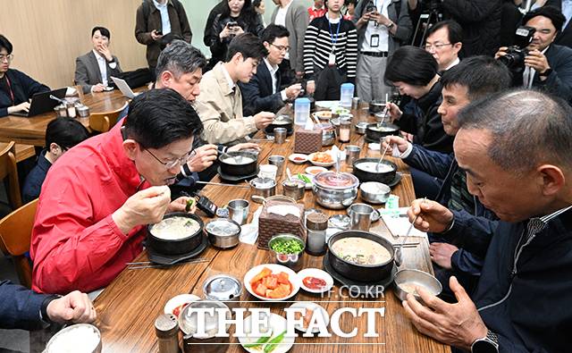 김문수 국민의힘 대선 후보가 12일 오전 서울 송파구 가락시장을 찾아 상인들과 조찬 간담회를 갖고 있다. /박헌우 기자
