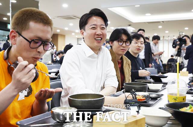 이준석 개혁신당 대선 후보가 제21대 대통령 선거 공식 선거운동 첫날인 12일 서울 연세대학교 학생회관에서 학생들과 점심을 먹고 있다. /이새롬 기자